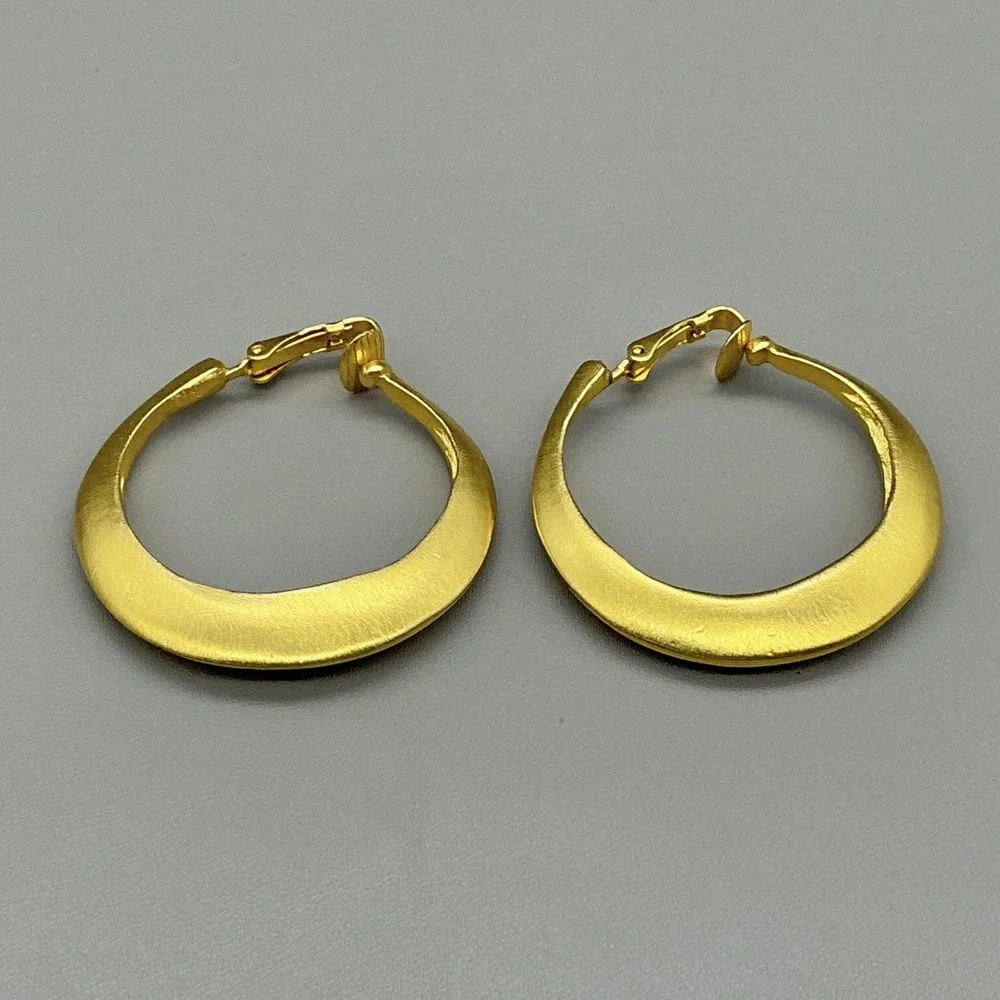 Kenneth Lane Earrings Gold Tone Hoop Clip On Round Classic Jewelry Womens 1.5" - Picture 6 of 7